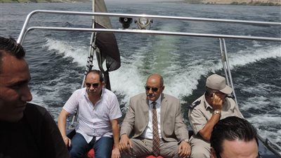 شرطة المسطحات تشن حملة لإزالة الإشغالات بالسد العالى بأسوان