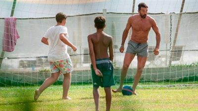 بوفون يشترك في مباراة مع أطفال خلال العطلة الصيفية