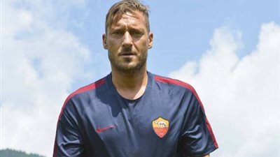 مشجعة إيطالية تنهمر في البكاء بعد رؤية توتي