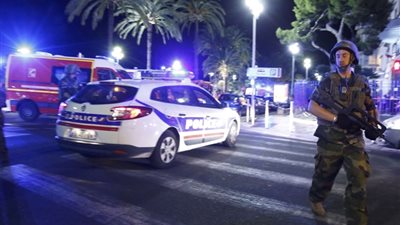 مقتل وإصابة العشرات في حادث دهس وإطلاق نار في مدينة 