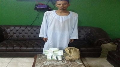 سقوط «المنجد» بحوزته 900 قرص مخدر في كوم أمبو