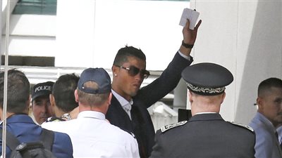 بالصور.. رونالدو يستمتع بقضاء عطلته مع والدته ونجله