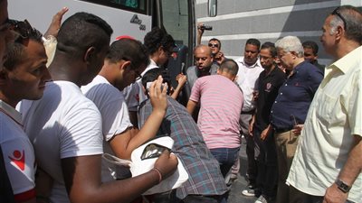 مرتضي يشرف علي أتوبيسات الاعضاء الي ملعب بتروسبورت 