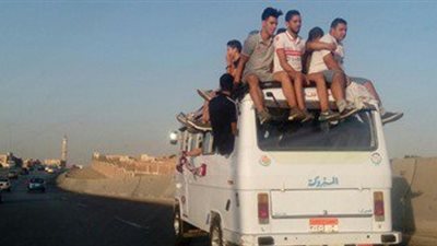 شاهد..جماهيرالزمالك تتجه لملعب بتروسبوت بسيارات أجرة وخاصة