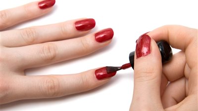 أخطرها السرطان.. تعرفى على أضرار طلاء الأظافر