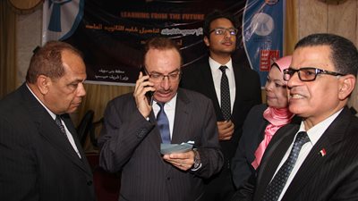 محافظ بني سويف يهنئ أوائل الثانوية العامة من أبناء المحافظة تليفونيًا