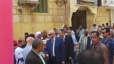 محافظ أسوان ونائب وزير الإسكان يغادران منطقة الصحابي بعد تجمهر الأهالي