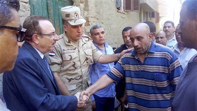 محافظ بني سويف يقدم العزاء لوالد شهيد 