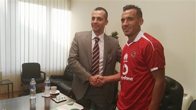شاهد معلول يوقع للاهلي رسميا 4 مواسم في مكتب طاهر بمصر الجديدة 