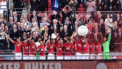 بالفيديو ..المان يونايتد يفوز بالدرع الانجليزي علي حساب ليستر سيتي  