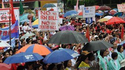 احتشاد المئات في الفلبين اعتراضًا على دفن الرئيس السابق بمقبرة الأبطال