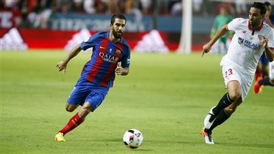 برشلونة يسقط إشبيلية بهدفين في ذهاب كأس السوبر الإسباني