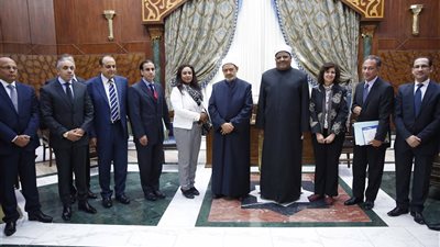 بالفيديو والصور.. تفاصيل لقاء شيخ الأزهر بـ