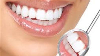طبيب يحذر من وصفات تبييض الأسنان