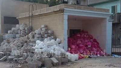 بالصور.. تراكم النفايات الطبية الخطرة كارثة تهدد مرضى مستشفى 
