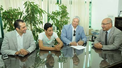 عبد الحفيظ يعقد جلسه هامة مع أكرم توفيق لاعب الاهلي الجديد