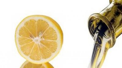 أبرزهم حماية الكبد والمرارة.. فوائد خليط زيت الزيتون والليمون 