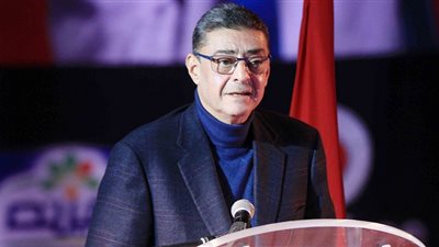 البدري في مكتب طاهر لوضع النقاط  فوق الحروف 