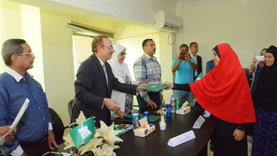 محافظ بنى سويف يوزع 35 جهازعروس علي الفتيات اليتيمات