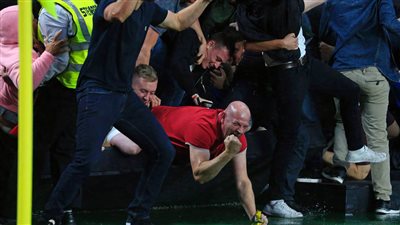 بالصور.. مشجع لمانشستر يونايتد ينجو من الموت بسبب فرحة الفوز على هال سيتي!!