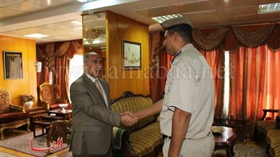 مدير أمن أسوان يُكرم ضابطًا بمرور إدفو.. بالصور