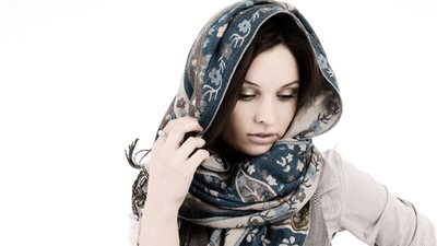 وداعا للإحراج.. إزاي تلمي شعرك تحت الحجاب من غير ما يتفك.. 