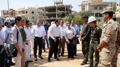 بالصور.. «مدبولي» يتفقد مشروعات الإسكان المتوسط «دار مصر» بمدينة الشروق