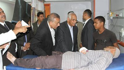 بالصور.. وزير النقل يزور مصابي حادث قطار العياط.. ويؤكد: صرف 20 ألف جنيه للمتوفي 