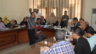 محافظ بني سويف يصرف 8 آلاف جنيه مساعدات لـ 16 حالة إنسانية 