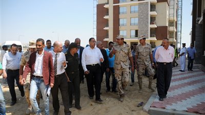 بالصور.. وزير الإسكان يتفقد 