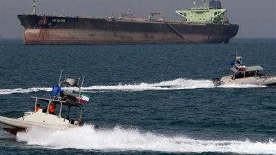 إيران تكذّب واشنطن بشأن اعتراضها لسفينة أمريكية بمياه الخليج