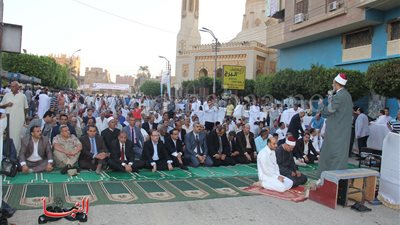 محافظ بني سويف يؤدى صلاة العيد بحضور القيادات الأمنية والتنفيذية