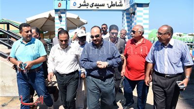 بالصور.. محافظ الإسكندرية يُغرّم شاطئ سيدي بشر 10 آلاف جنيه