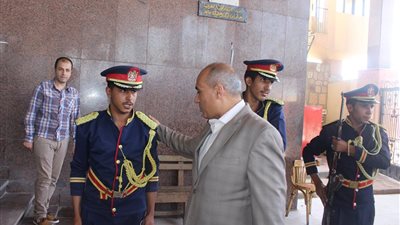 احتفالًا بالعيد.. مدير أمن أسوان يوزع 