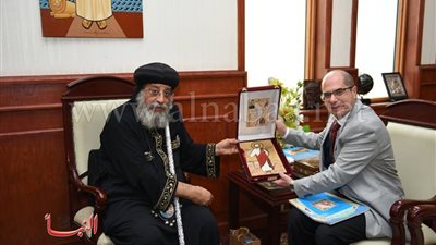 بالصور.. «تواضروس» يبحث أوضاع الكنائس الأرثوذكسية مع السفير المصري بـ