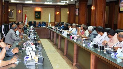 محافظ سوهاج يعلن عن تعريفة ركوب السيارات مع بدء العام الدراسي 