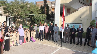 بالصور.. محافظ بني سويف يتفقد عددًا من المدارس ويؤدي تحية العلم مع الطلاب