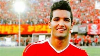 الأهلي يخصم 700 ألف جنيه من صالح جمعة بسبب «الخمرة والشيشة»