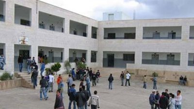 ولي أمر يعتدي بالضرب علي مدرسة نجله بالمحلة