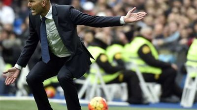 زيدان يوبخ لاعبيه ويطالبهم بالتواضع أمام المنافسين