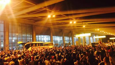 صدمة جماهير الزمالك في مطار القاهرة أثناء وداع اللاعبين 