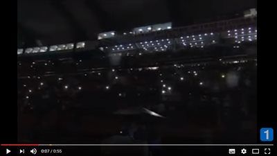 بالفيديو.. انقطاع الكهرباء في مباراة البرازيل وفنزويلا والجماهير تستخدم «كشافات الموبايلات»