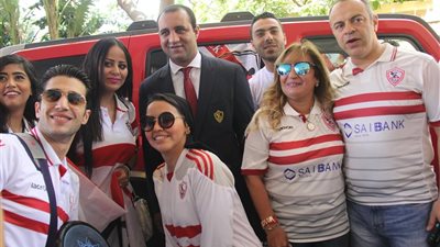 شاهد.. الزي الفرعوني والجنس الناعم في مدرجات 