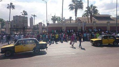 جمهور الزمالك يحاصر ستاد الإسكندرية لشراء تذاكر نهائي إفريقيا 
