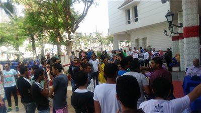 ألتراس «وايت نايتس» يتواجد أمام الزمالك ويهتف: «واحد اتنين.. التذاكر فين»