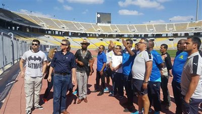 بالصورة.. مسئولو «صن داونز» يعاينون ملعب «برج العرب» 