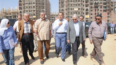 بالصور.. وزير الإسكان يُتابع سير الأعمال بالعاصمة الإدارية