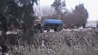 سيارة صرف صحي تفرع حمولتها على الطريق في 