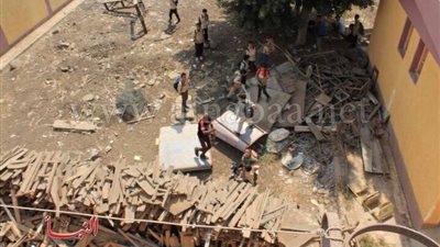 بقايا الأخشاب كارثة تهدد طلاب مجمع مدارس 