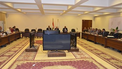 محافظ بنى سويف يناقش توفير سلع غذائية للمواطنين بأسعار مخفضة